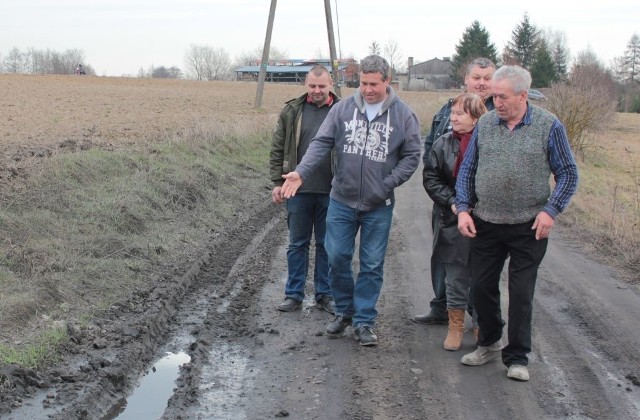 Takie kałuże i błoto to coś normalnego na naszej drodze - mówią mieszkańcy ulicy Świerkowej. I dodają: - Znacznie gorzej jest po opadach deszczu oraz podczas roztopów. Wtedy przejść nie ma jak