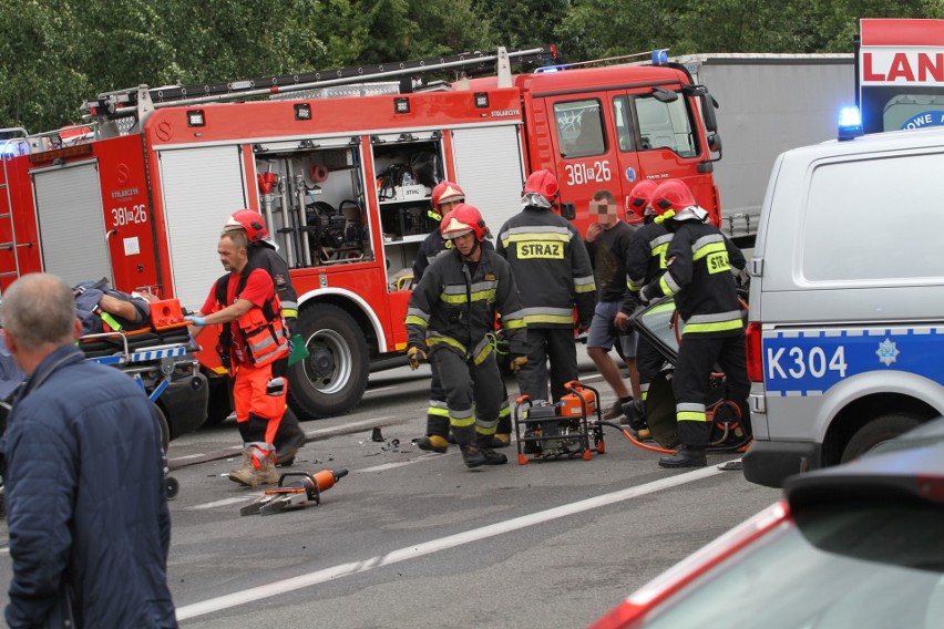 Wypadek w Tarnobrzegu. Dwie osoby ranne w zderzeniu trzech samochodów (ZDJĘCIA)