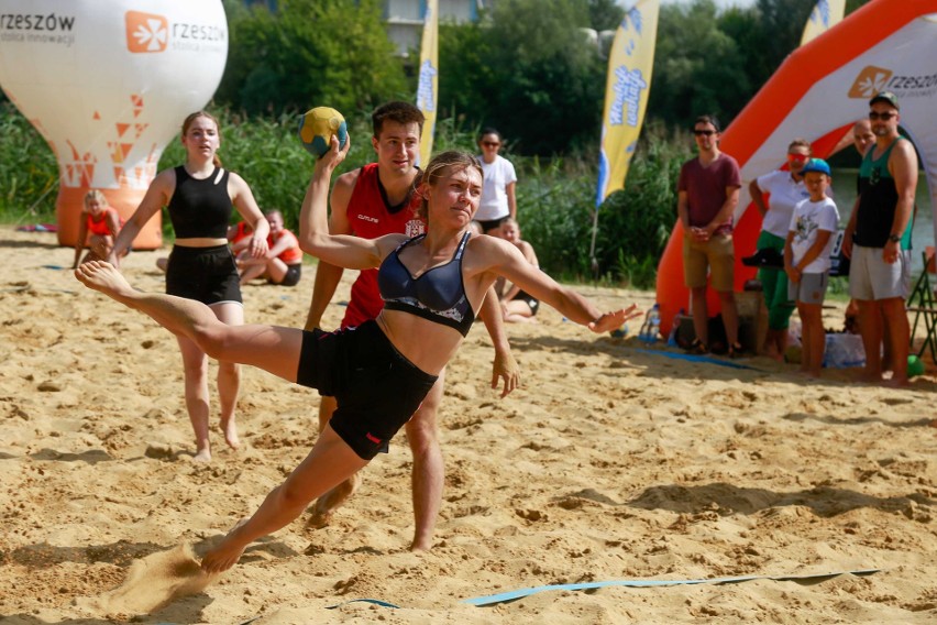 Rozgrywki handball na żwirowni w Rzeszowie.