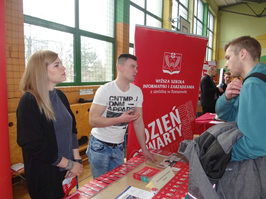 Edukacyjne Targi w Sandomierzu. 12 wyższych uczelni z regionu zachęcało uczniów szkół średnich do nauki