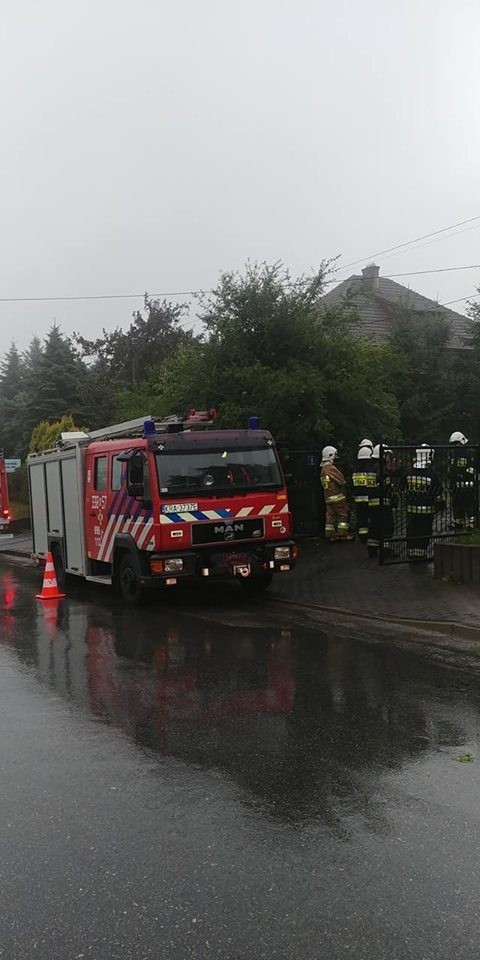 Zerwany dach w Ochojnie. Porywy wiatru narobiły szkody