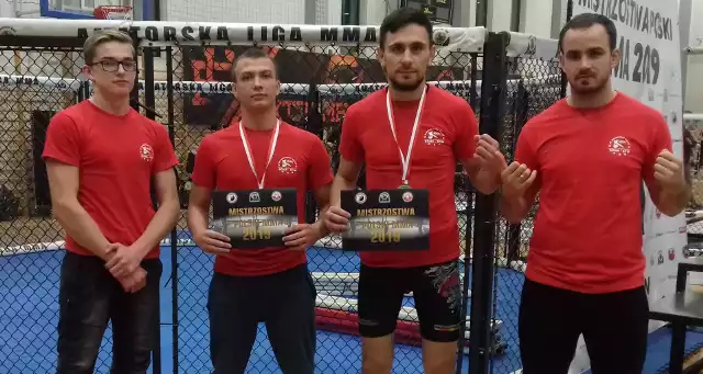 Zawodnicy Sportowego Klubu Kick-Boxing Kielce  SOMA-GYM zostali wicemistrzami Polski w MMA. Jacek Dziewięcki w kategorii 70 kilogramów Full Contact i Marcin Piwowar w 70 kilogramów na zakończonych w Sochaczewie Amatorskich Mistrzostwach Polski wywalczyli srebrne medale.- Obaj stoczyli po cztery walki, łącznie z finałowymi. W pojedynkach o złoto, niestety, musieli uznać wyższość swoich przeciwników. Oczywiście, wielkie brawa dla całego teamu - Wiktora Stochmala w 66 kilogramów juniorów i trenera Pawła Domagały. W zawodach łącznie wystartowało ponad 350 zawodników. Były to pierwsze oficjalne mistrzostwa Polski pod egidą Polskiego Związku Mieszanych Sztuk Walki - powiedział Marek Soboń, trener Sportowego Klubu Soma Gym Kick Boxing Kielce.(dor)