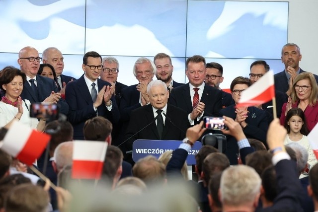 Zjednoczona Prawica wygrała ósme wybory z rzędu, ale tym razem w Sejmie nie będzie miała samodzielnej większości.