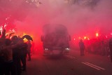 Kibice Barcelony pirotechniką przywitali piłkarzy wjeżdżających na stadion przed meczem Barcelona - PSG. Genialna atmosfera w Katalonii