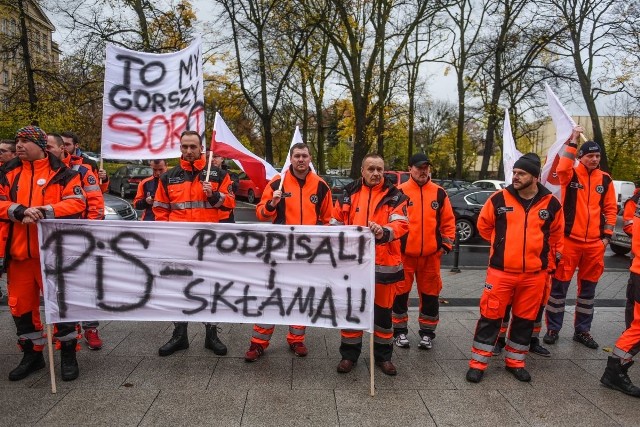 Ratownicy medyczni pikietowali przed Urzędem Wojewódzkim w Poznaniu