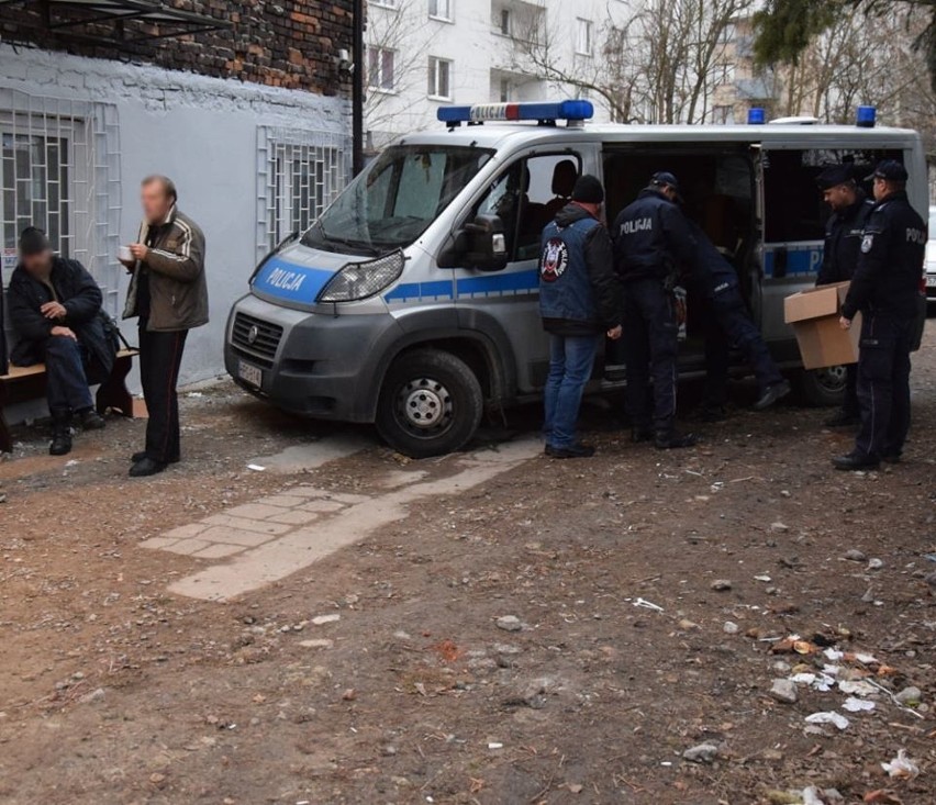 Kraków. Policjanci i wolontariusze przyszli do bezdomnych z ciepłym posiłkiem i prowiantem