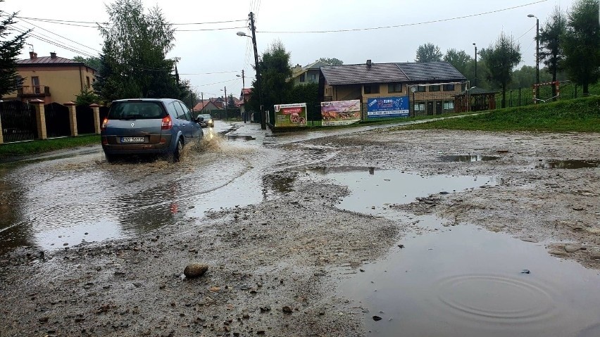 ul. Starowiejska po opadach deszczu. Czy droga doczeka się...