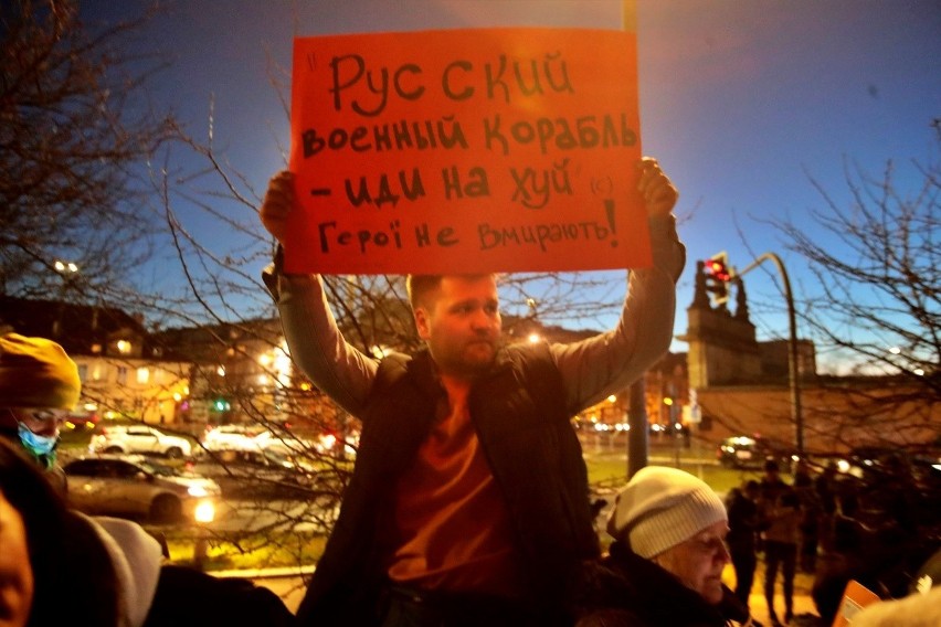 Tłumy na wielkiej manifestacji poparcia dla Ukrainy w...