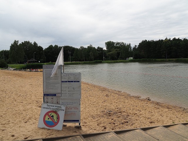 Kąpielisko w Konstantynowie Łódzkim. Mimo białej flagi chętnych do kąpieli w niedzielę nie było.