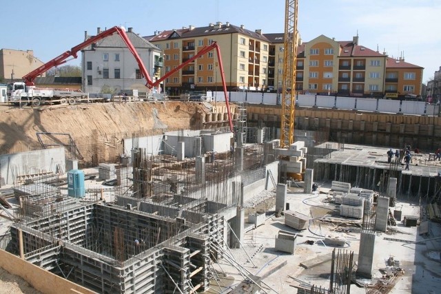 Prawie dziewięć metrów, tak głębokich wykopów nie było jeszcze w centrum Radomia. W nowobudowanych Pawilonach Rosa będą dwie kondygnacje podziemnych parkingów.