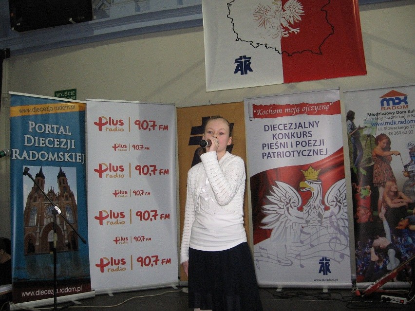 Śpiewa Natalia Zbiciak.