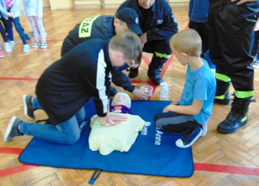 Społeczność szkoły podstawowej i strażacy ochotnicy bili...