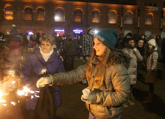 Sylwester 2013/2014 w Łodzi. Pokaz fajerwerków w Manufakturze [zdjęcia, FILM]