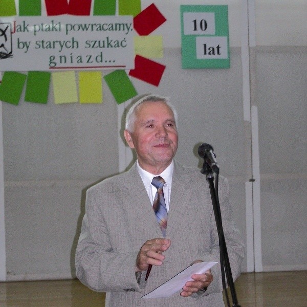 Prof. Bazyli Krupicz  do matury przygotowywał się przy lampie naftowej. Po studiach w Warszawie, pracował w Mińsku Mazowieckim, a potem przyjechał do Białegostoku na uczelnię techniczną, gdzie uzyskał doktorat i habilitację.	