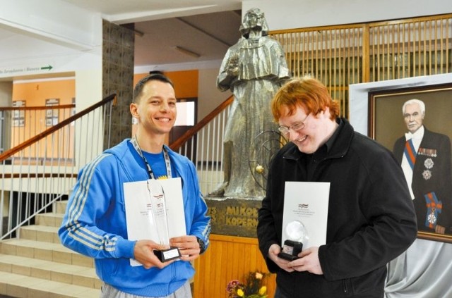 Nauczyciel Krzysztof Humeńczyk (na zdjęciu z lewej) i uczeń Rafał Drzewiecki otrzymali we wtorek statuetki Copernicusa.