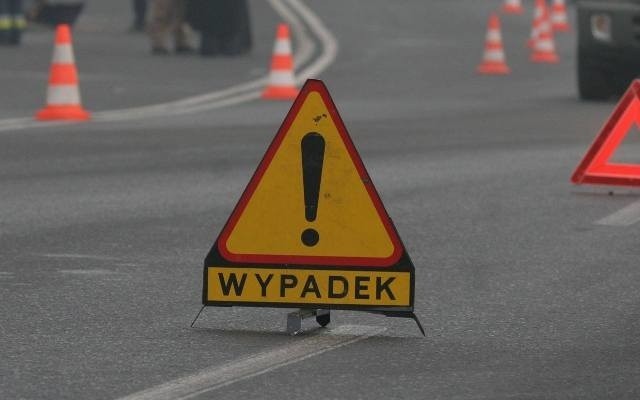 Wypadek ciężarówki z karetką pogotowia w Cieszynie