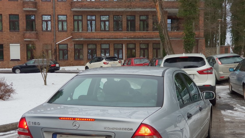 Gigantyczny sznur aut pod szpitalem w Strzelcach Opolskich.