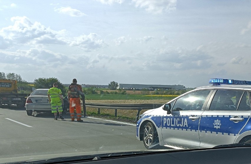 Wypadek na A4 pod Legnicą, samochód uderzył w bariery