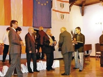Moment odbierania nagrody przez delegację dobczycką Fot. Archiwum