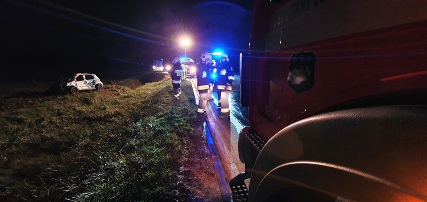 Wypadek w Sulęcinie Szlacheckim, na drodze wojewódzkiej nr 677. 5.12.2020 auto wjechało do rowu i uderzyło w przystanek autobusowy. Zdjęcia