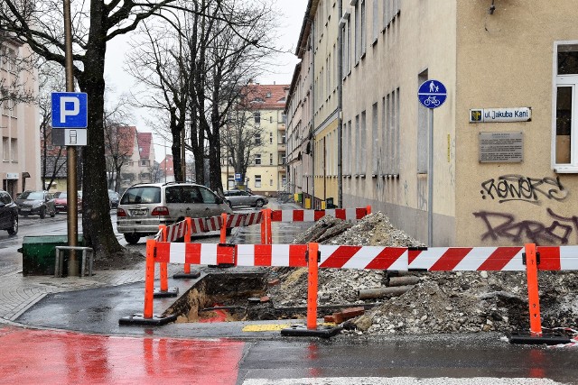 Ledwie ukończono nową trasę pieszo-rowerową przy ul. 1 Maja w Opolu, a już jest rozkopana. Problemem są też niewłaściwie parkujący kierowcy