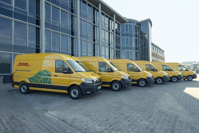 DHL Parcel Polska powiększa swoją flotę samochodów dostawczych o pojazdy MAN eTGE. Elektryczne auta będzie można spotkać m.in. na ulicach Warszawy, Gdańska, czy Poznania. Fot. materiały prasowe