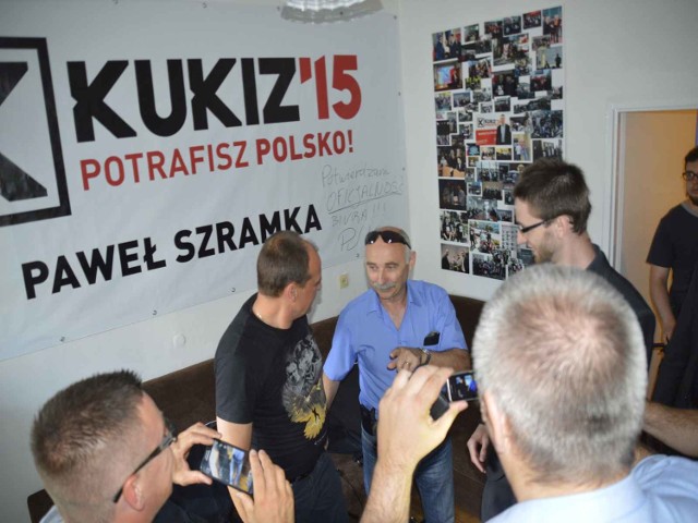 Paweł Kukiz podczas wizyty na Kujawach odwiedził również Włocławek. Był obecny podczas otwarcia biura poselskiego Pawła Szramki.