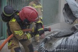Pożar samochodu na parkingu w Krotoszynie. Zobacz zdjęcia strażaków w akcji