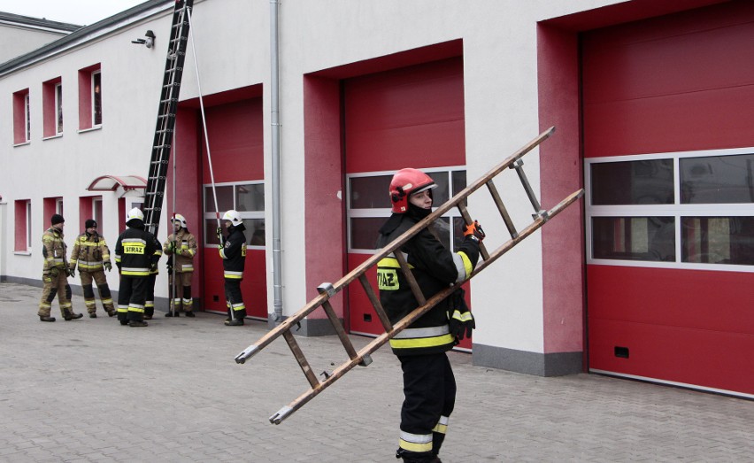 Strażacy ochotnicy z powiatu grudziądzkiego uczą się...