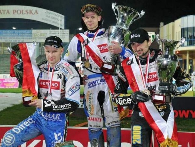 Podium IMP 2010. Janusz Kołodziej (w środku) nie obroni złotego medalu, bo odpadł w eliminacjach, Rafał Dobrucki jest kontuzjowany, a Krzysztof Kasprzak został zawieszony.