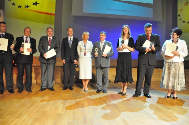 Laureaci tytułu Lubuskiego Eurolidera 2009 z minister rozwoju regionalnego Elżbietą Bieńkowską (w środku)