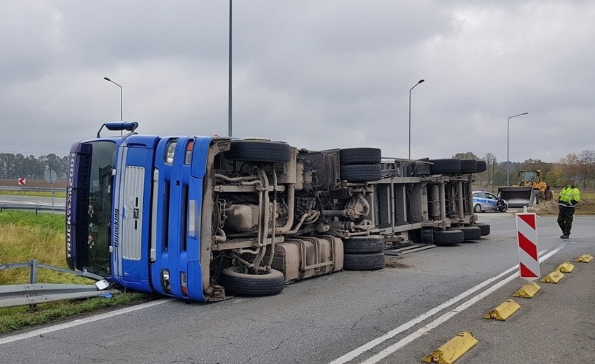 Tir przewrócił się na ostrym zakręcie na obwodnicy...