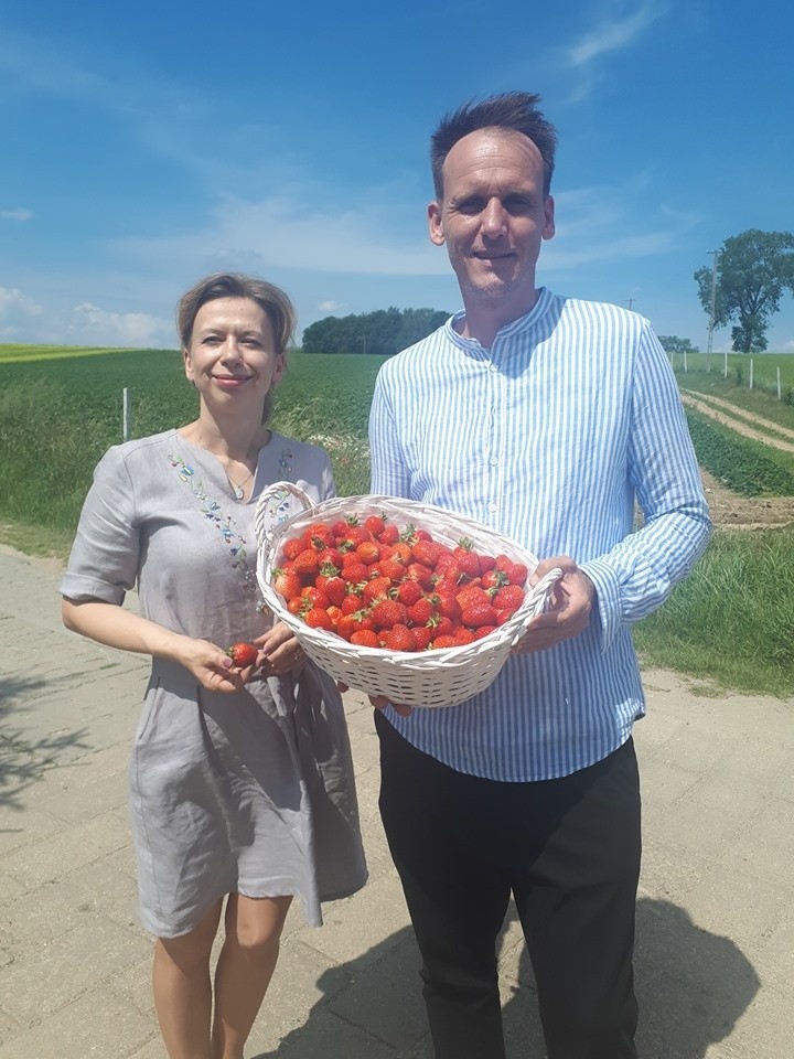 Pascal Brodnicki z ekipą telewizyjną zwiedził chmieleńskie pole truskawek. Uczestniczył w nagraniu filmu, prezentującego truskawkę kaszubską