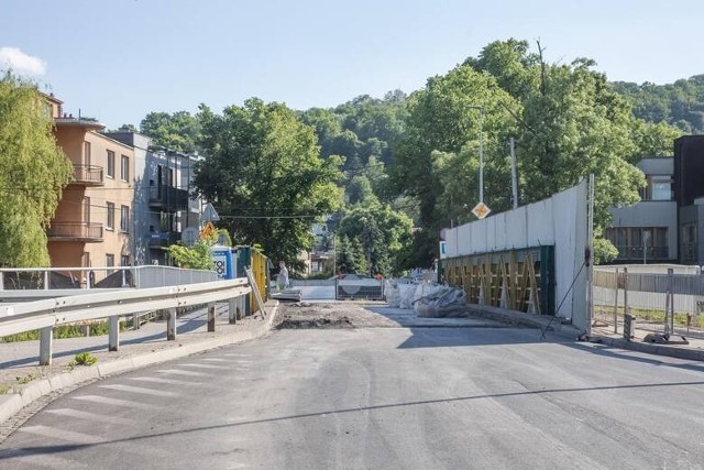 W poniedziałek (7 czerwca) rozpoczął się remont mostu nad rzeką Rudawą - w ciągu ul. Piastowskiej. W związku z pracami zostały wprowadzone zmiany w organizacji ruchu, kierowcy muszą korzystać z objazdów.