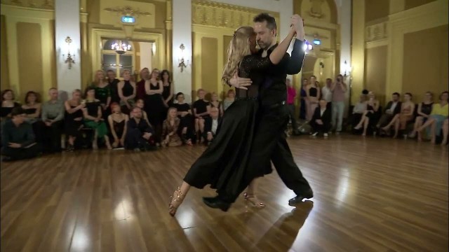 Atrakcją wieczoru będzie pokaz mistrzowskiej pary tancerzy Magdaleny Bochińskiej i Tomasza Bossi.