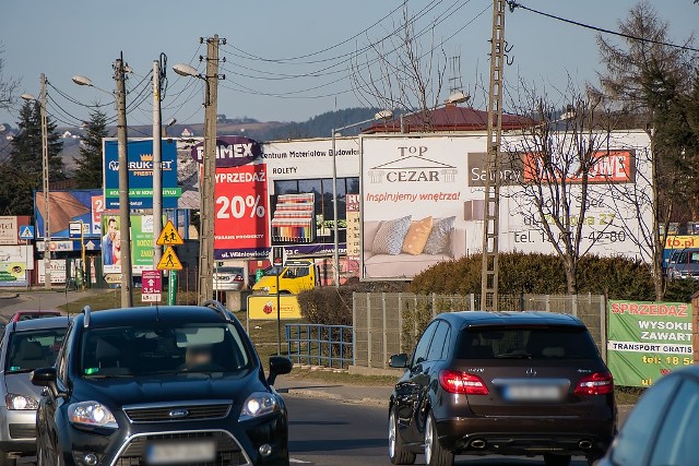 Ulica Tarnowska jest jedną z najbardziej zaśmieconych reklamami w Nowym Sączu.  Urząd miasta wskazuje, że to właśnie tam i na ulicach: Nawojowskiej, Limanowskiego i Węgierskiej trzeba zrobić największe porządki. Nowe regulacje zawarte w proponowanym przez prezydenta dokumencie określą, jakiej wielkości i z jakiego tworzywa reklamy będzie można instalować  w różnych częściach miasta.