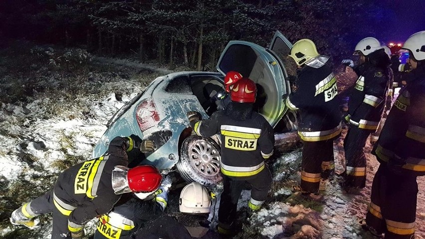 Wypadek samochodu osobowego w Turczynie. Po opadach śniegu...