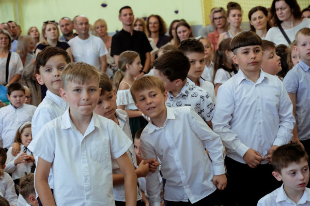 Teraz już tylko wakacje! Uczniowie odebrali świadectwa. Zobacz jak wyglądało zakończenie roku szkolnego w SP nr 52 w Białymstoku