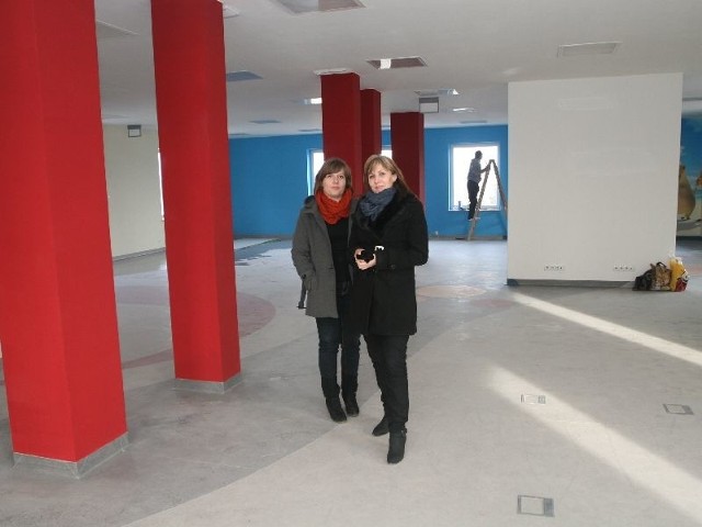 Aleksandra Klim (z prawej), kierownik Gminnej Biblioteki Publicznej w Krasocinie i Magdalena Kowalczyk, zastępca kierownika, cieszą się z nowej siedziby instytucji.