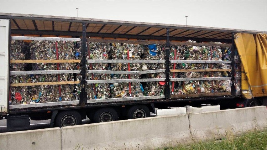 70 ton śmieci z zagranicy miało trafić na Śląsk. W ramach...