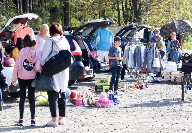 To pierwsze tego typu wydarzenie zorganizowane na Dzikiej Ochli. W niedzielę, 20 października Fundacja RONDO zaprosiła wszystkich chętnych na jesienną wyprzedaż garażową. Najczęściej tego typu wydarzenia organizowane są w większych miastach. Ogromną popularnością cieszą się szczególnie w Warszawie. Teraz przyszedł czas, aby sprawdzić, czy pchli targ spodoba się również zielonogórzanom. Na parkingu pojawili się sprzedawcy. Nie brakowało też chętnych, którzy szukali tzw. "perełek".  Na takich imprezach można nie tylko kupić unikatowe rzeczy, jak książki, rzeźby, ubrania czy płyty, ale to także świetna okazja do poznania wielu ciekawych osobowości! Zobaczcie zdjęcia z niezwykłego wydarzenia!>>>> Zobacz również:  Mnóstwo mieszkańców posadziło drzewka [ZDJĘCIA]WIDEO: Ubrania, biżuteria, elementy wyposażenia domu na polsko-syryjskiej wyprzedaży garażowej