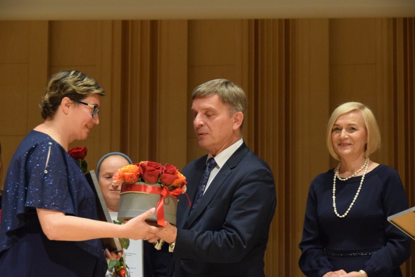 W Kielcach odbyła się Gala Ekonomii Społecznej. Nagrodzono samorządy, instytucje i ludzi, którzy działają na rzecz drugich [ZDJĘCIA]