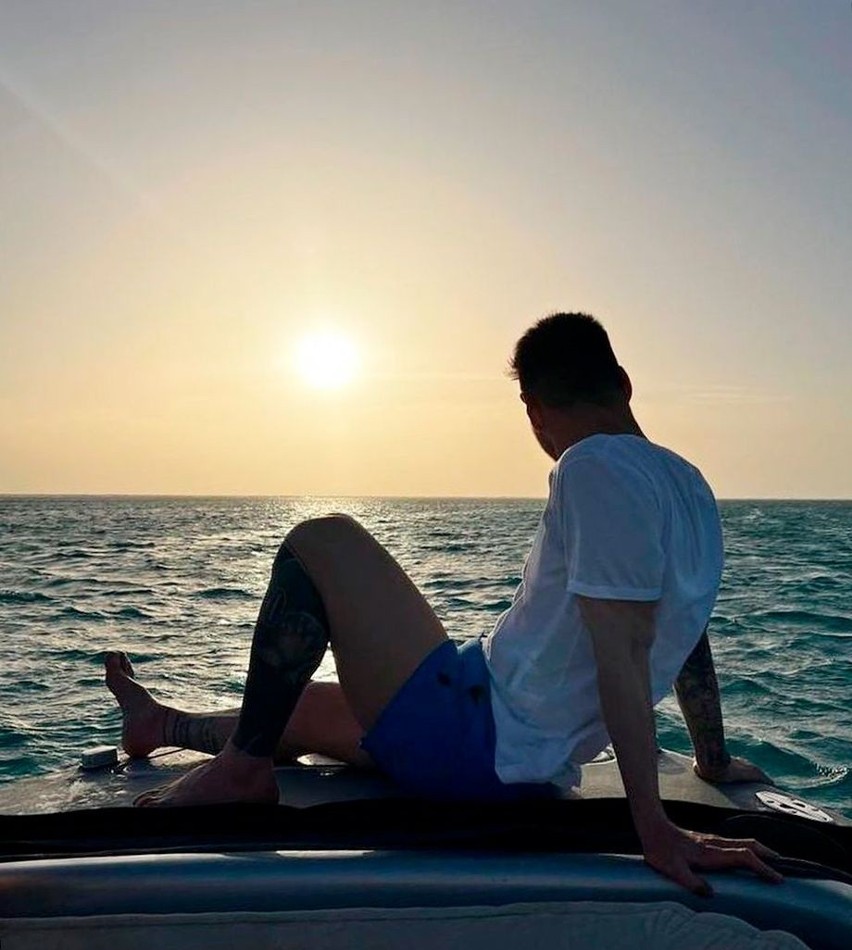 Lionel Messi oglądający zachód słońca na jachcie na Morzu...