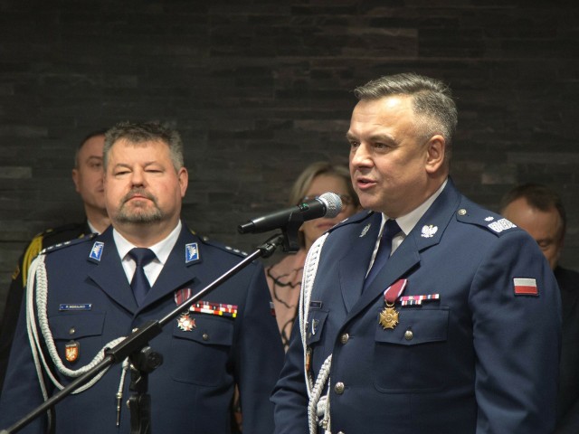 Nadinsp. Michał Ledzion (z prawej) dotychczasowy komendant wojewódzki policji w Krakowie pożegnał się z małopolskim garnizonem.  Funkcje komendanta powierzono insp. Piotrowi Morajce (z lewej)