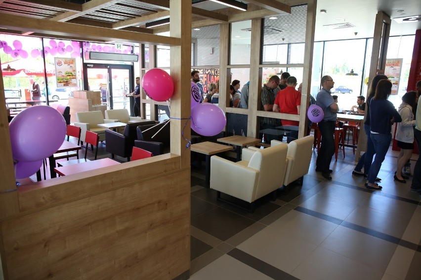 Burger King otworzył pierwszą restaurację drive thru w...