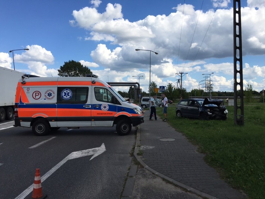 Wypadek na ostrołęckiej obwodnicy. Peugeot uderzył w volkswagena (zdjęcia, wideo)