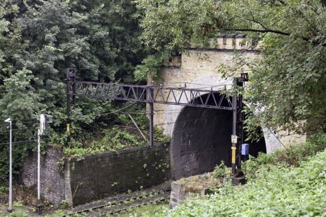 Najstarszy tunel kolejowy w Polsce leży w Rydułtowach na  Śląsku. Ma 727 metrów. Zajrzeliśmy tam!