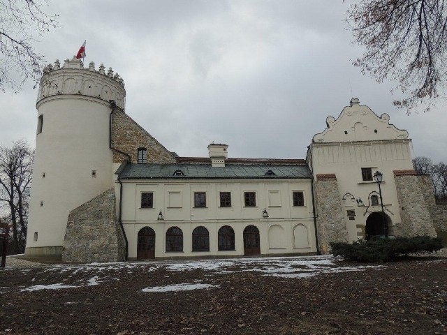Gruntowanie odnowiony Zamek Kazimierzowski w Przemyślu.
