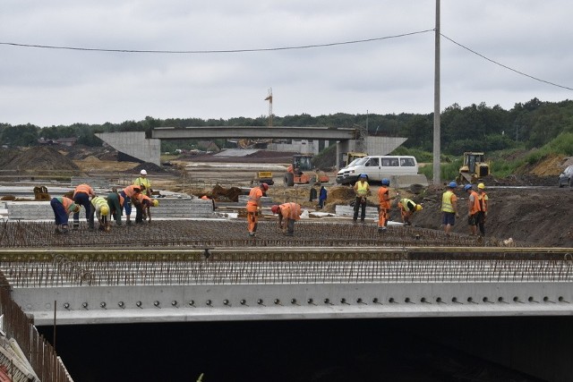 Budowa Drogi Regionalnej Racibórz-Pszczyna idzie zgodnie z planem. W ubiegłym tygodniu na odcinku od Żor w kierunku Rybnika został położony pierwszy kilometr nawierzchni bitumicznej na jednym z pasów ruchu.