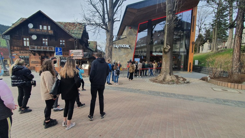 Zakopane. Na Krupówkach otwarto nową galerię handlową. Od rana ustawiały się kolejki przed sklepem [ZDJĘCIA]